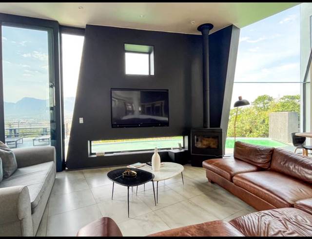 6 BEDROOM HOUSE FOR SALE IN HOOG EN DROOG